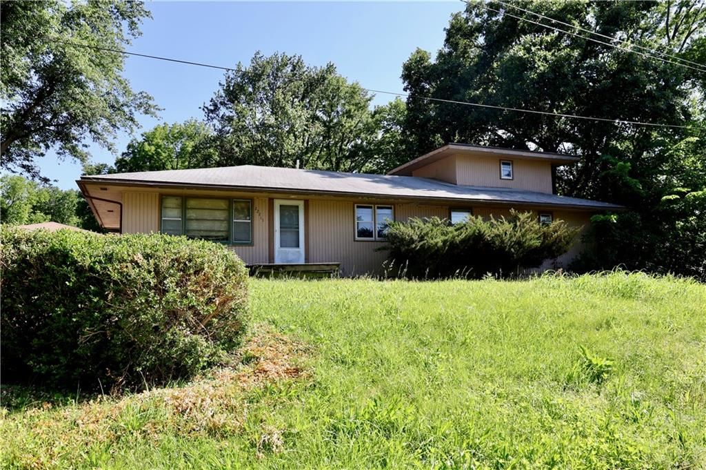 22211 E BLUE MILLS Road, Independence, MO