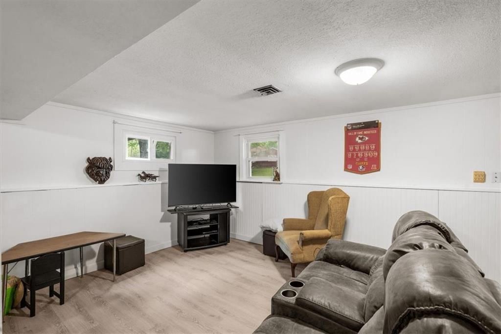 4910 N Spruce Avenue — photo 23