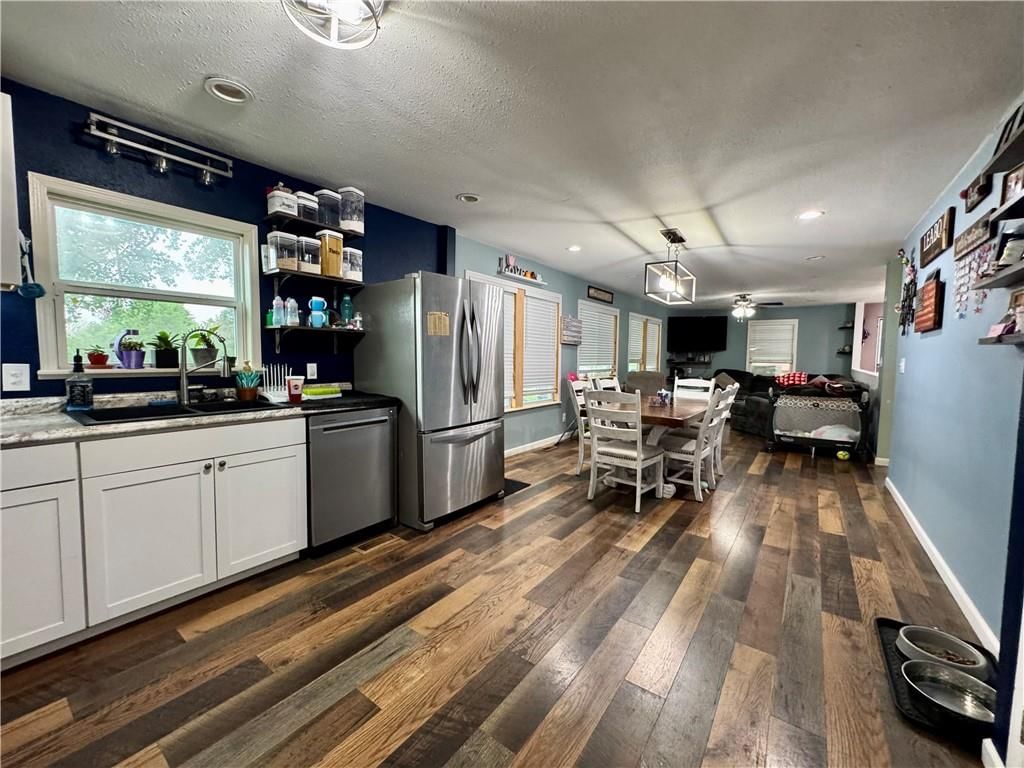 406 S Pesavento Street — photo 9