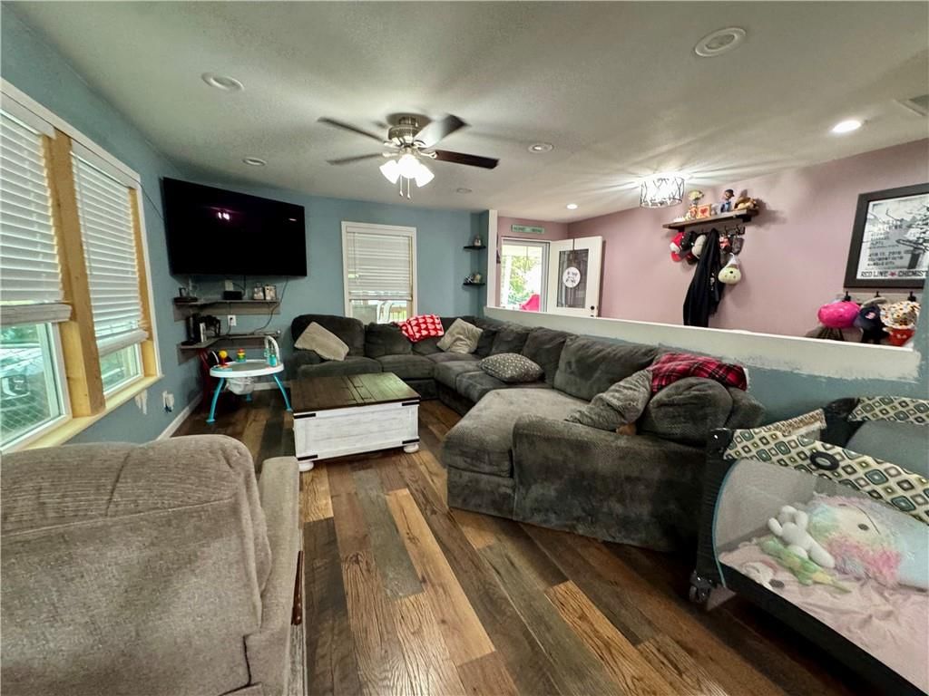406 S Pesavento Street — photo 11
