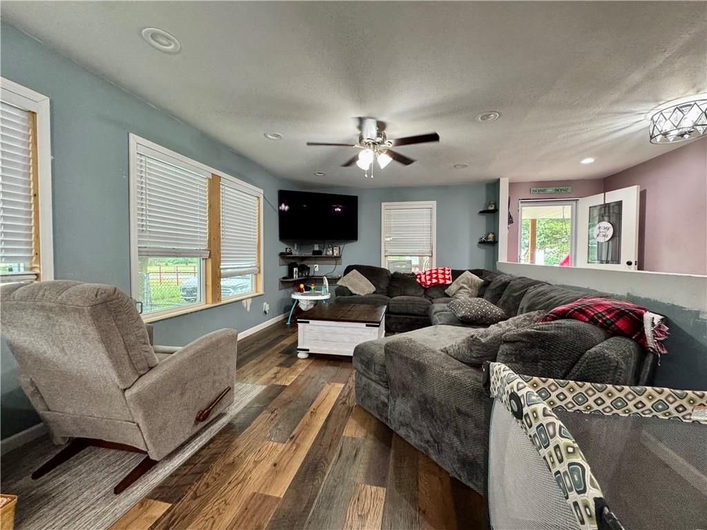 406 S Pesavento Street — photo 12