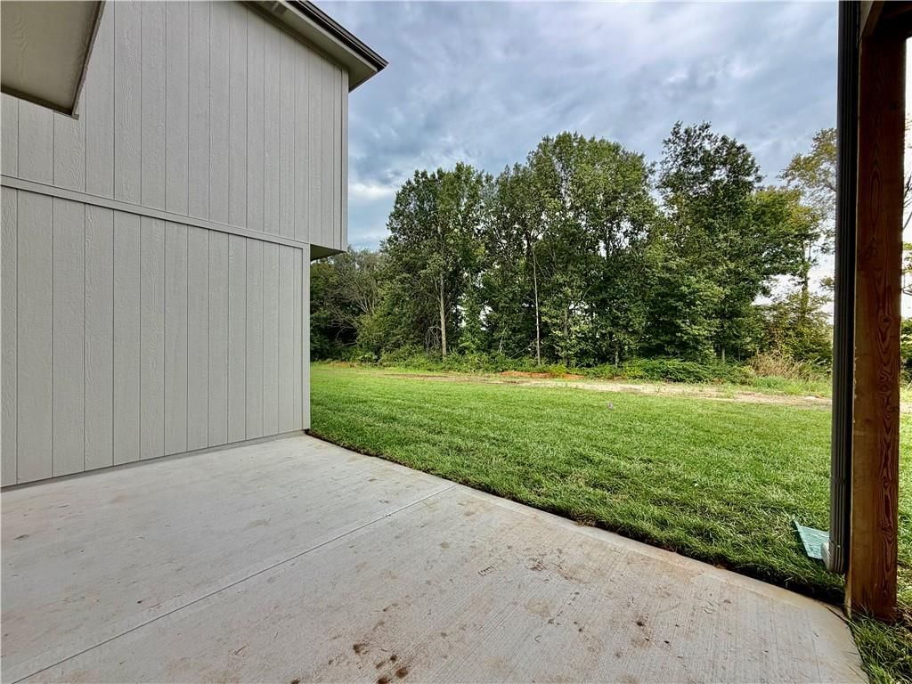Covered patio at 504 Skyview Lane, Liberty, MO 64068