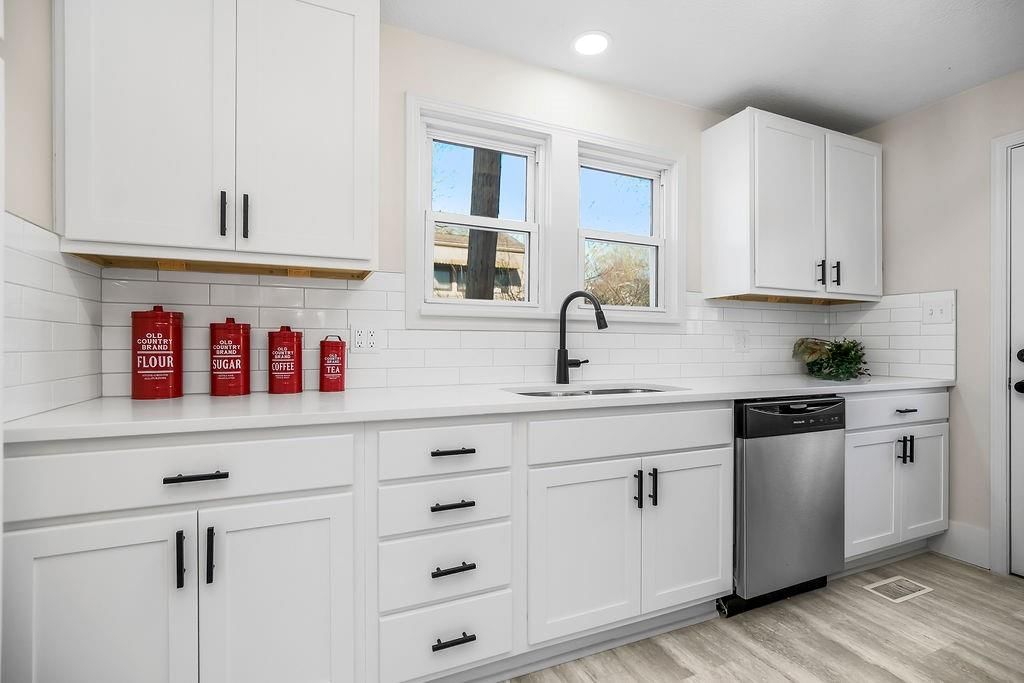 730 W College Street — photo 15