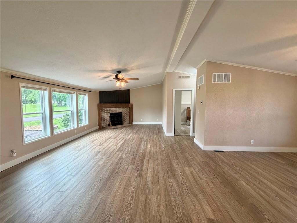 114 E Oak Street — photo 12