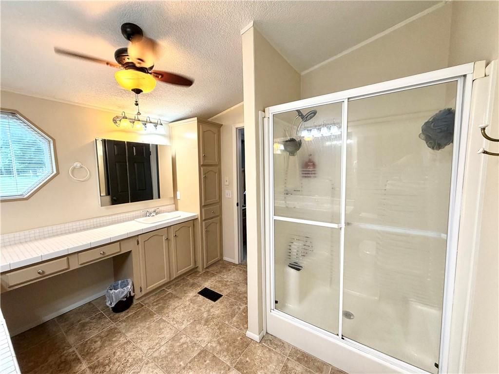 114 E Oak Street — photo 22