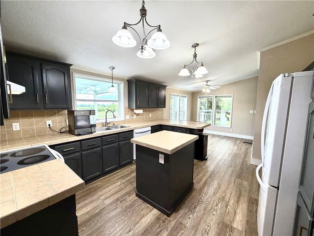114 E Oak Street — photo 23