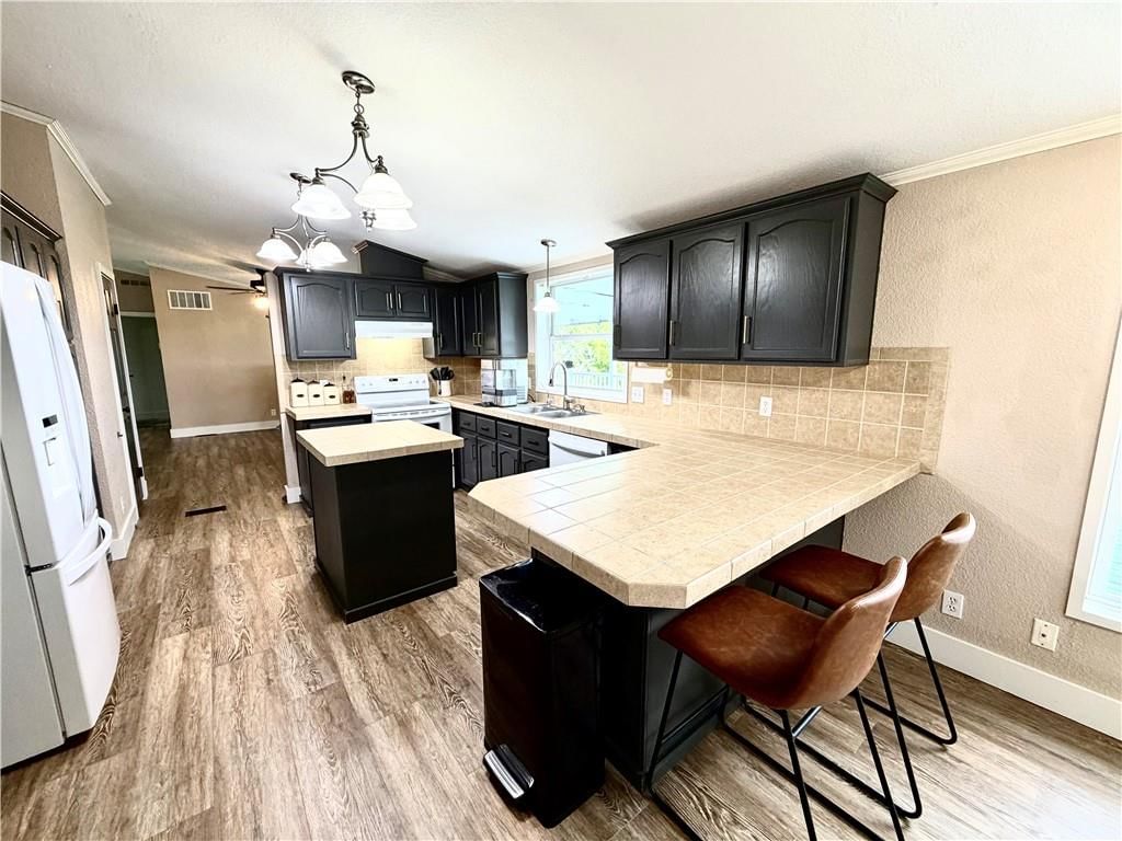 114 E Oak Street — photo 24
