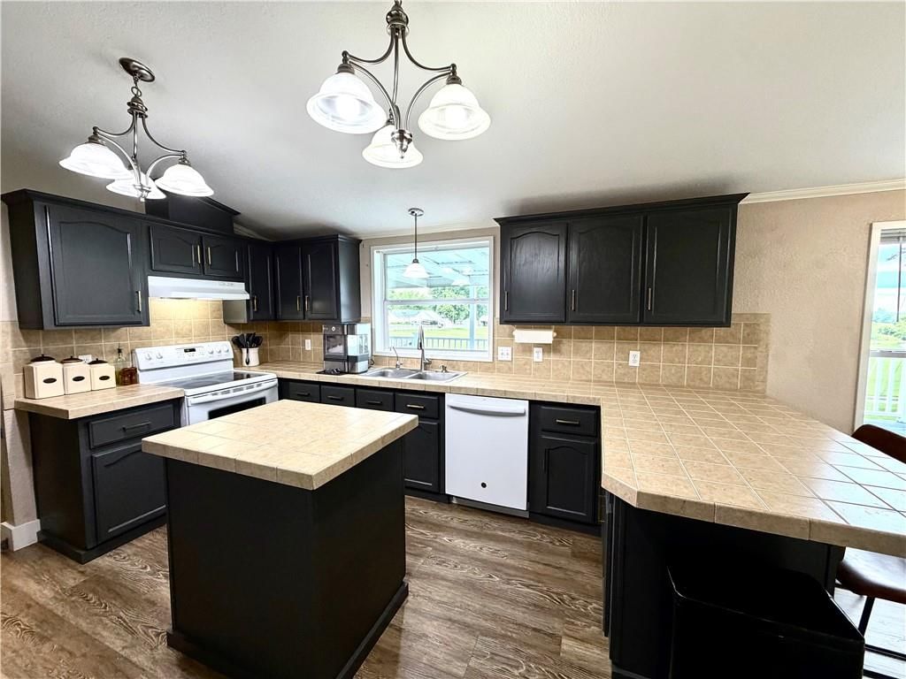 114 E Oak Street — photo 25