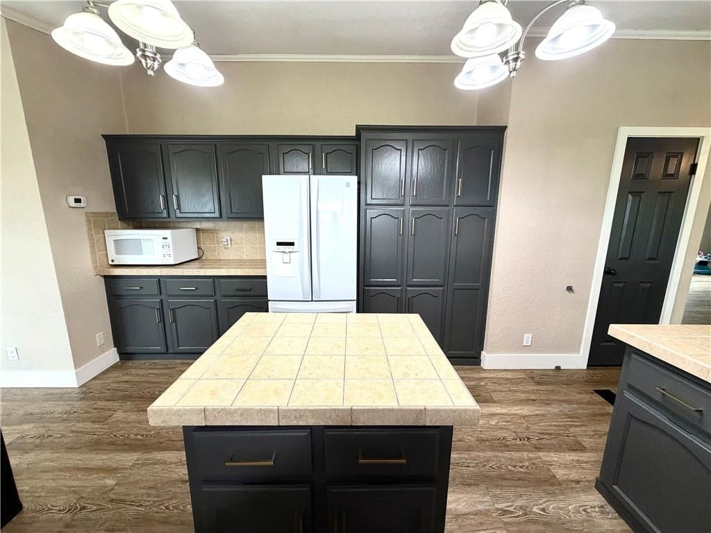 114 E Oak Street — photo 28