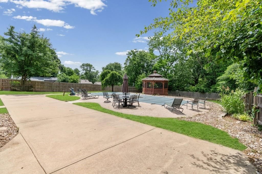 5820 Robinson Lane — photo 44