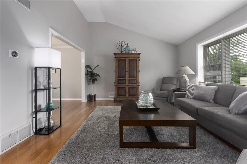 6411 N Highland Avenue — photo 8