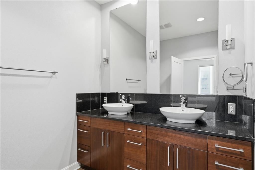 4521 Wornall Road — photo 22