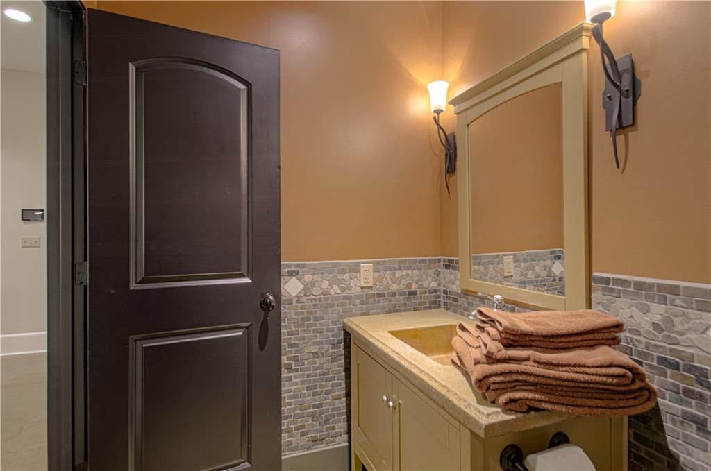 8700 Meadow Lane — photo 33