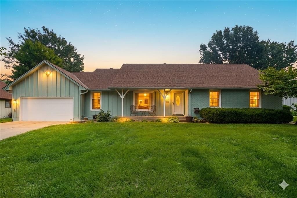 319 SE Ridgeview Drive — photo 1