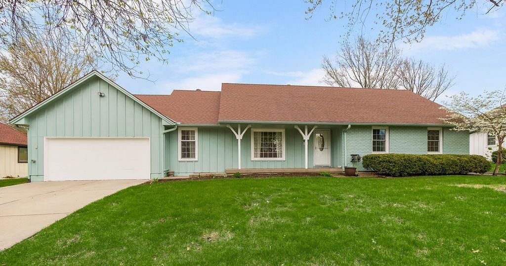 319 SE Ridgeview Drive — photo 2
