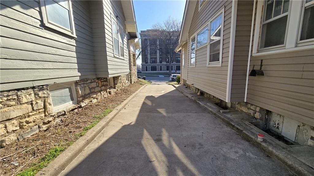 402 Van Brunt Boulevard — photo 15
