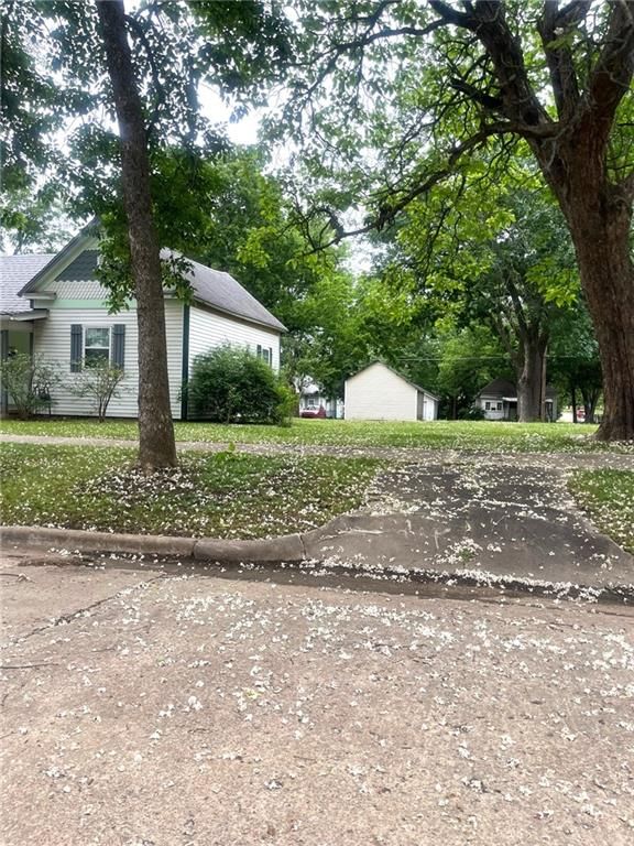 1015-1017 N 6th Street — photo 2