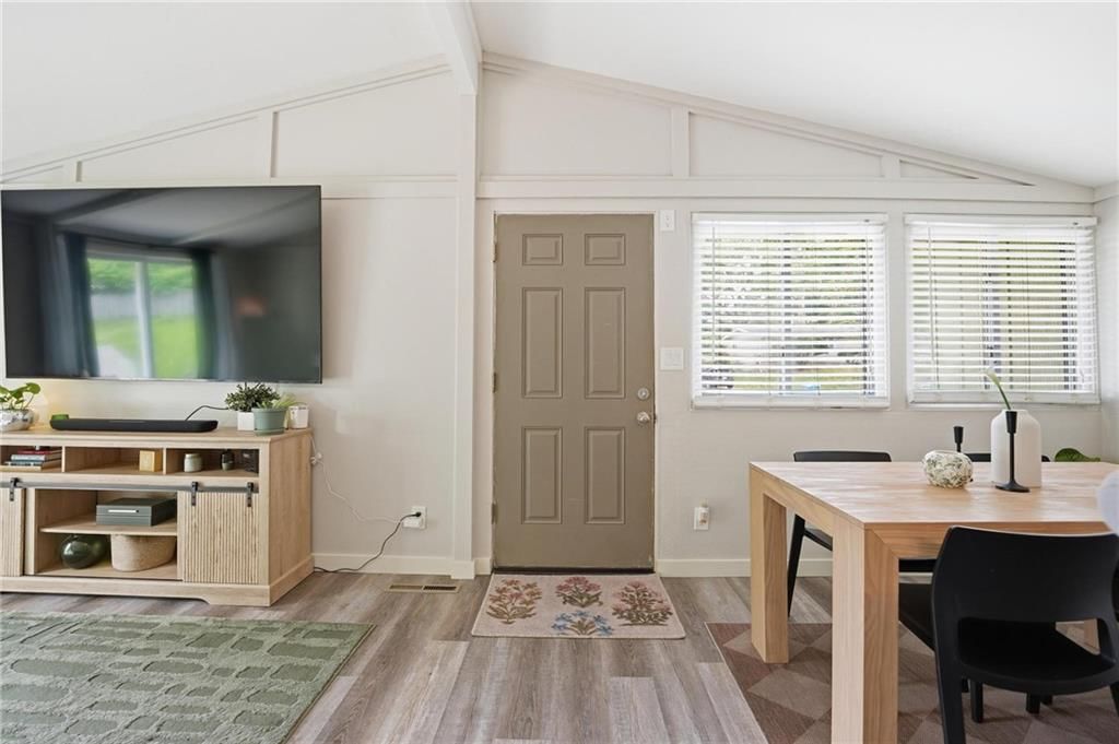 5706 N WOODLAND Avenue — photo 2