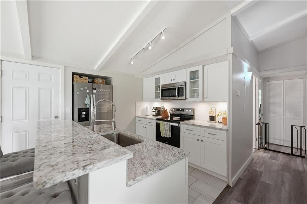 5706 N WOODLAND Avenue — photo 8