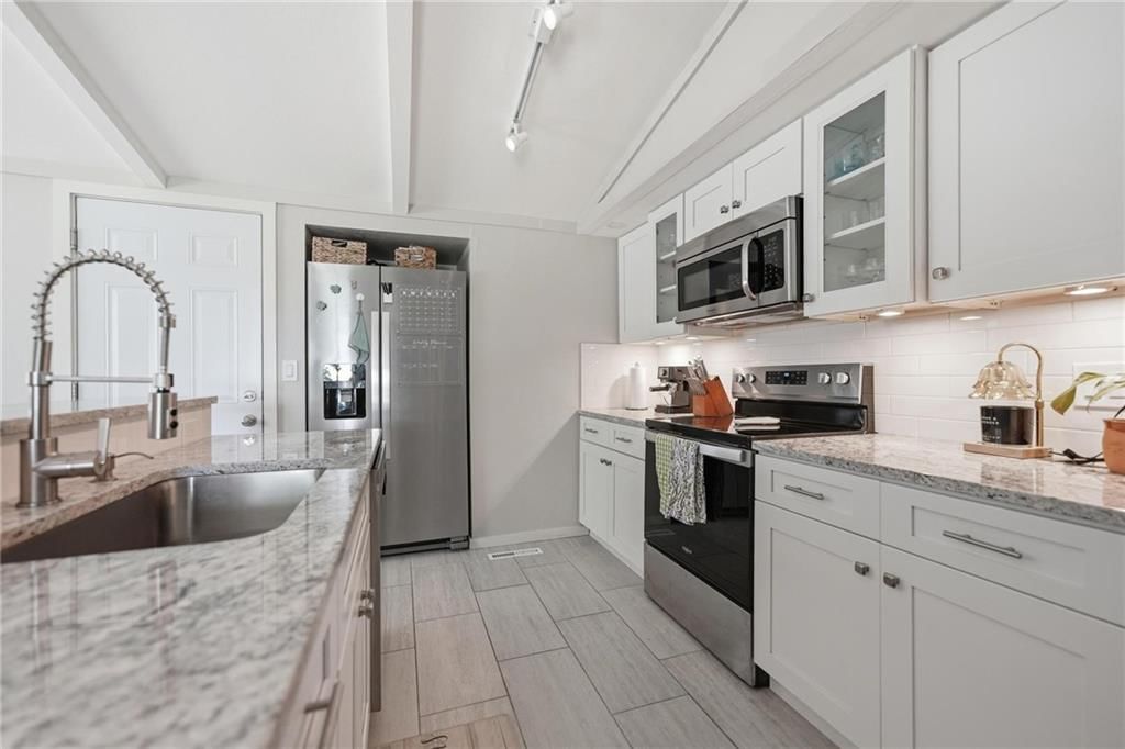 5706 N WOODLAND Avenue — photo 9