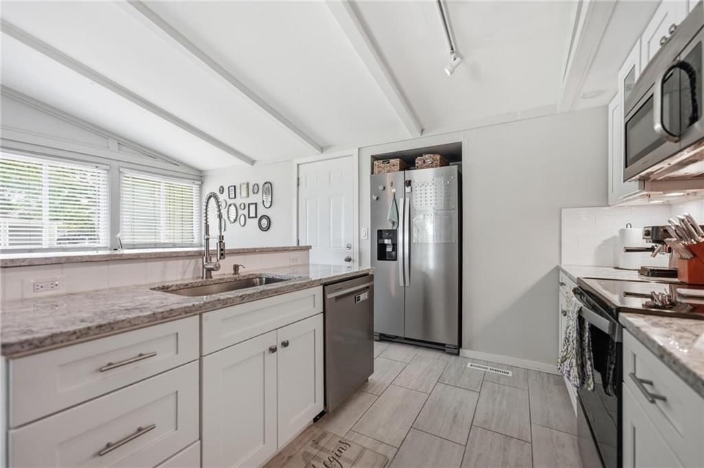 5706 N WOODLAND Avenue — photo 10