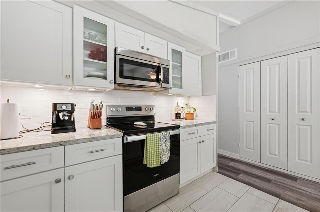 5706 N WOODLAND Avenue — photo 12