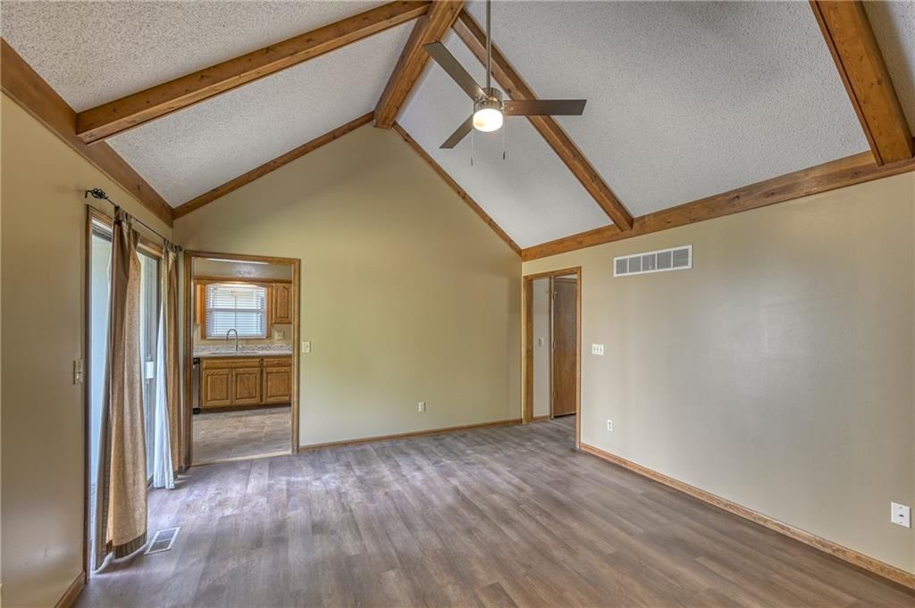 749 SE CLAREMONT Street — photo 2