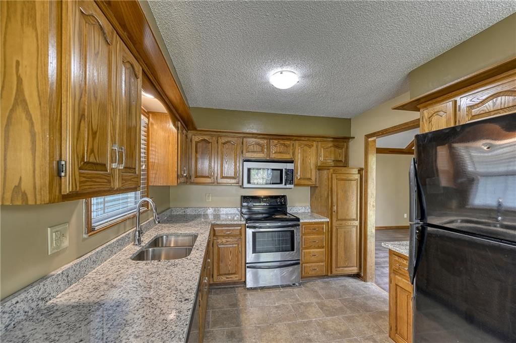 749 SE CLAREMONT Street — photo 3