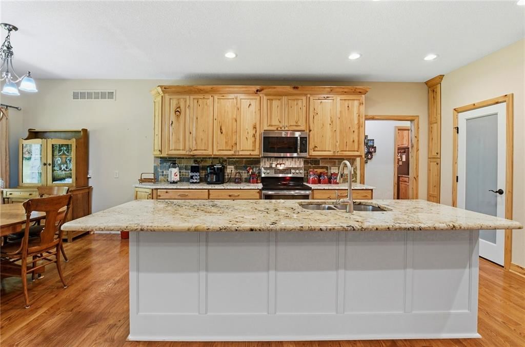 3347 S Wood Avenue — photo 11