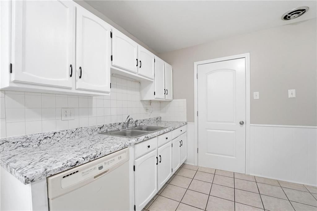 208 SW McClendon Drive — photo 8