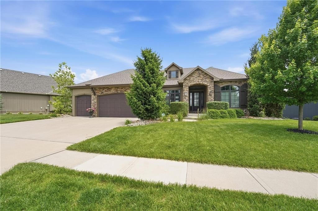 906 Creekmoor Drive — photo 2