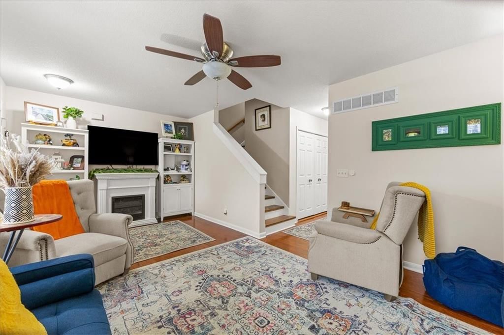 8104 N Oakley Avenue — photo 2