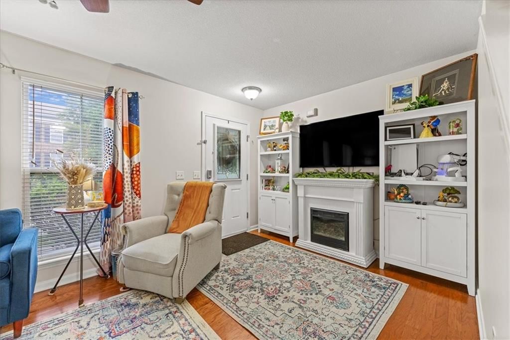 8104 N Oakley Avenue — photo 3