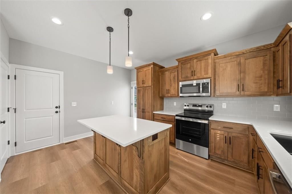 16973 W 164th Terrace — photo 3