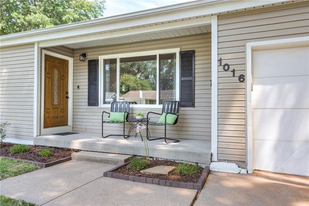 1016 E ELM Street — photo 2