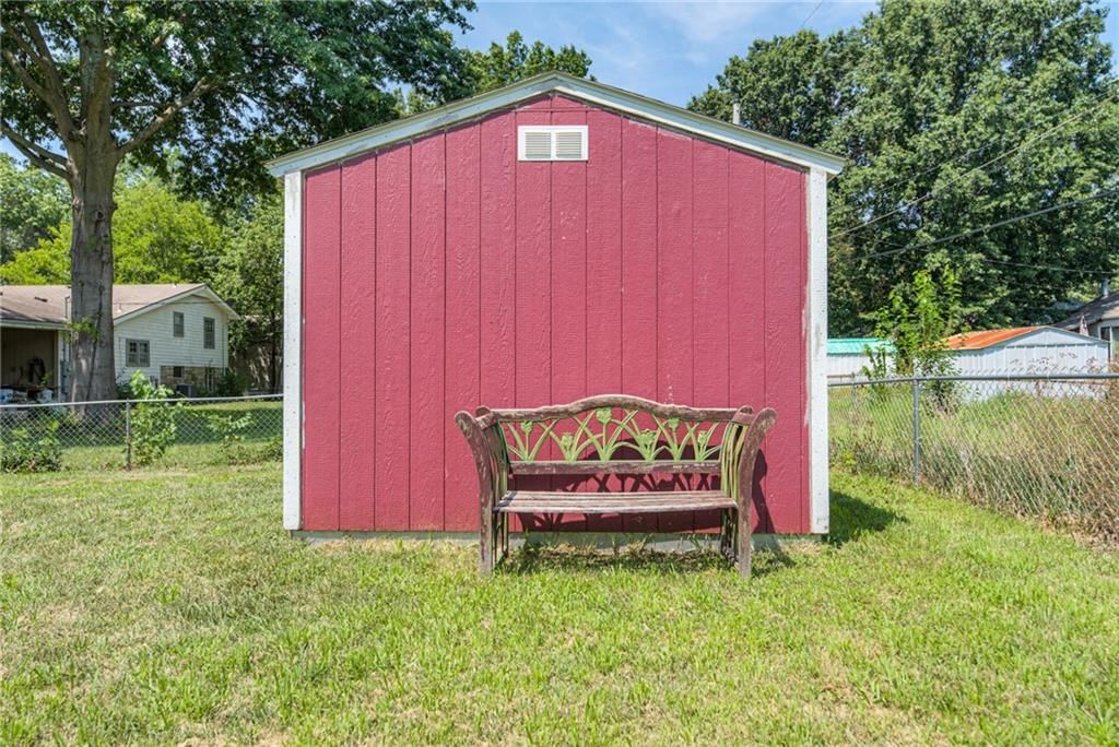1016 E ELM Street — photo 29