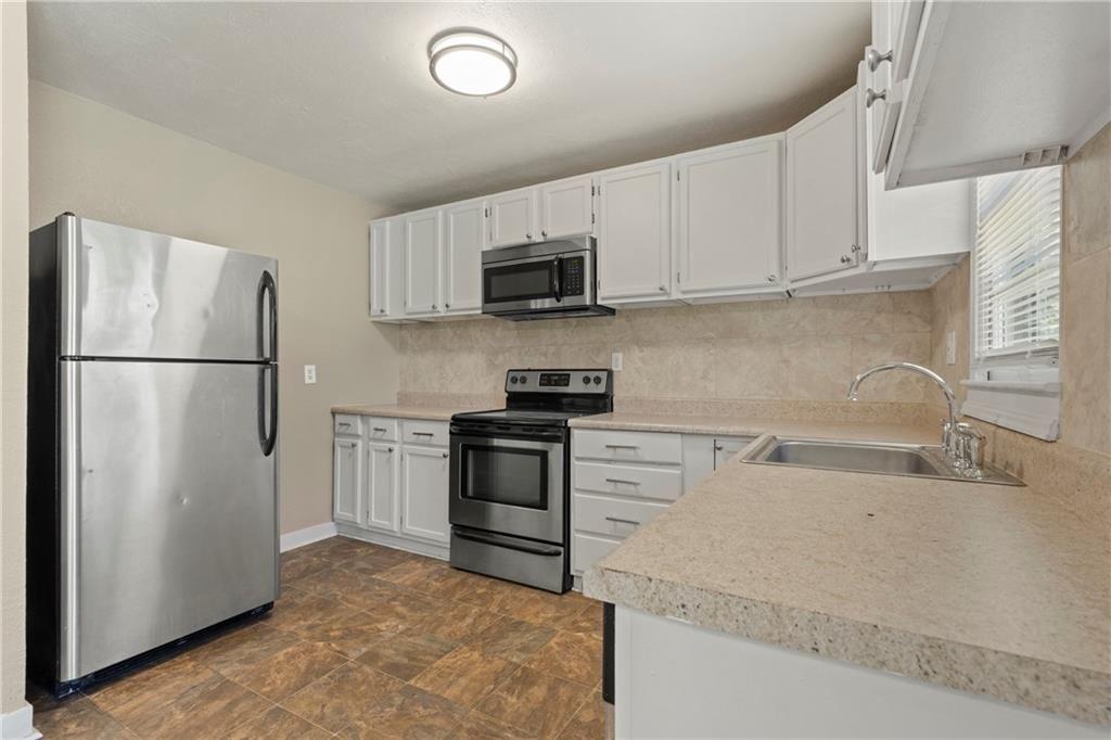 9714 DONNELLY Avenue — photo 2