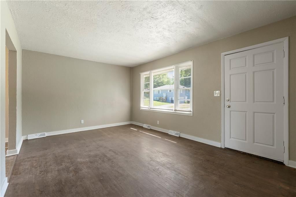 9714 DONNELLY Avenue — photo 6