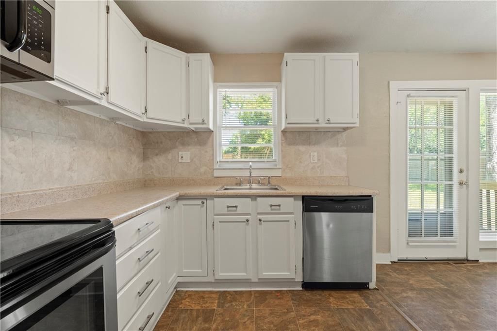 9714 DONNELLY Avenue — photo 12