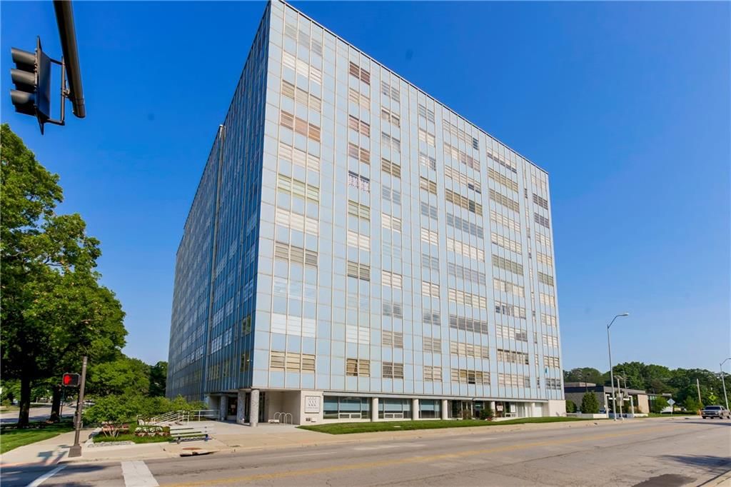 333 W Meyer Boulevard — photo 1
