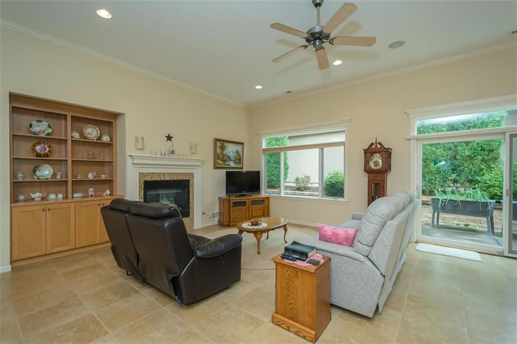 916 Coving Drive — photo 2