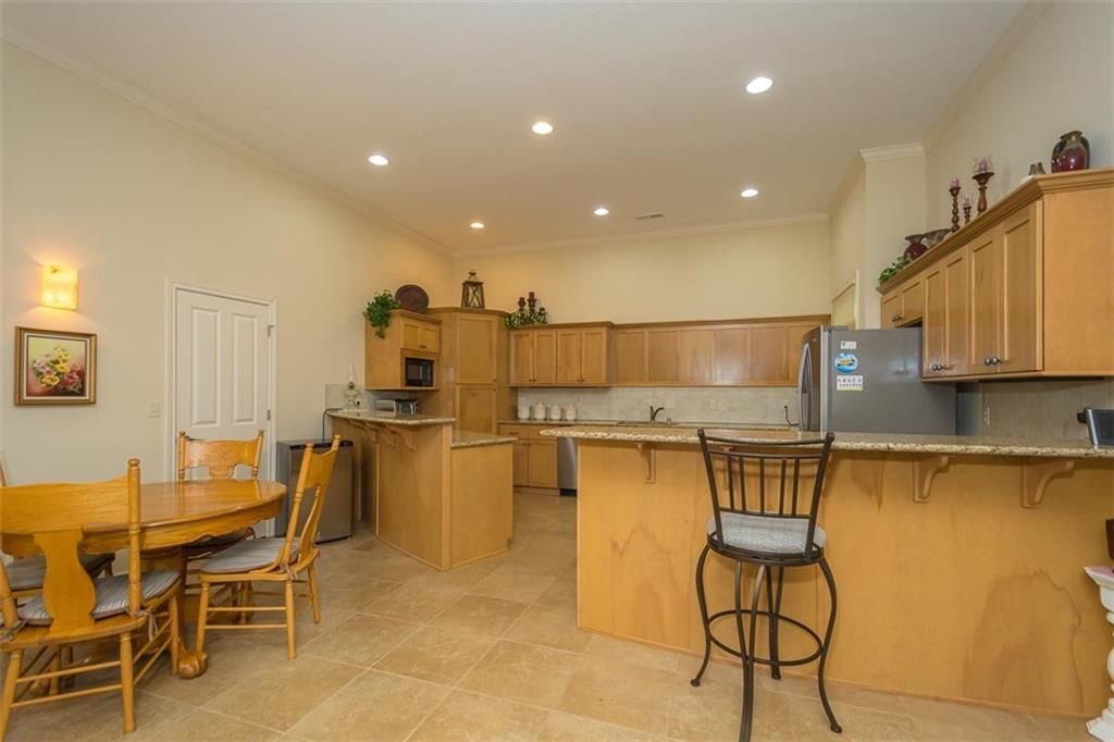 916 Coving Drive — photo 4