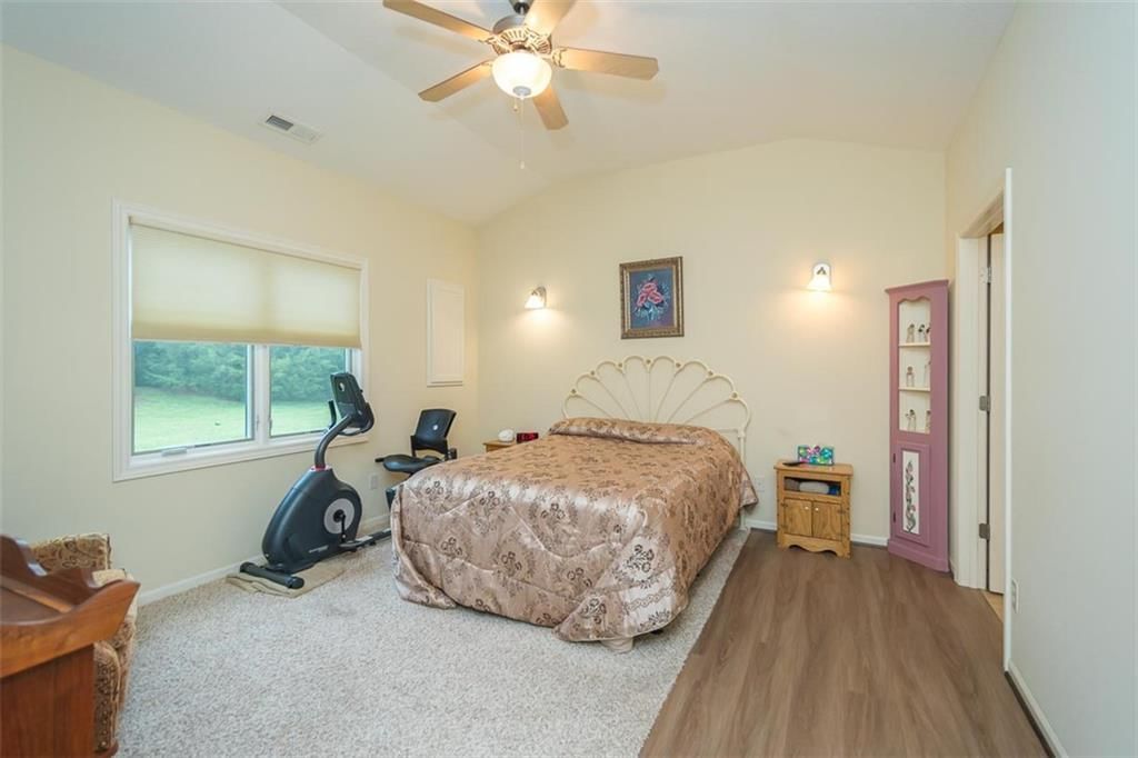 916 Coving Drive — photo 8