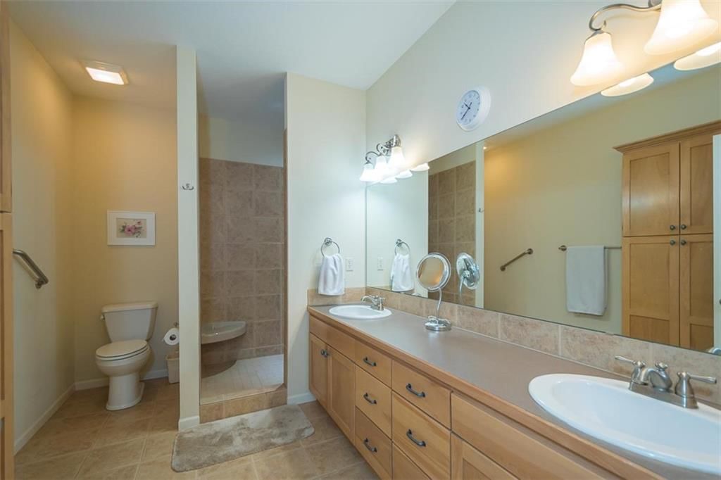 916 Coving Drive — photo 9