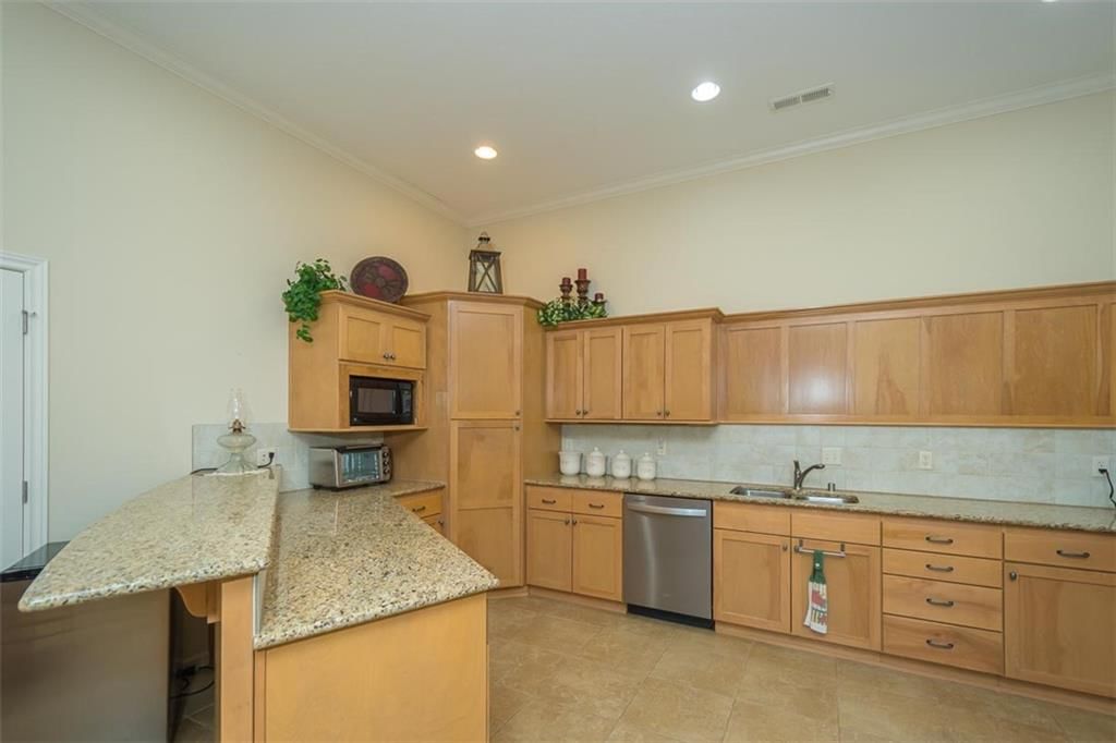 916 Coving Drive — photo 10