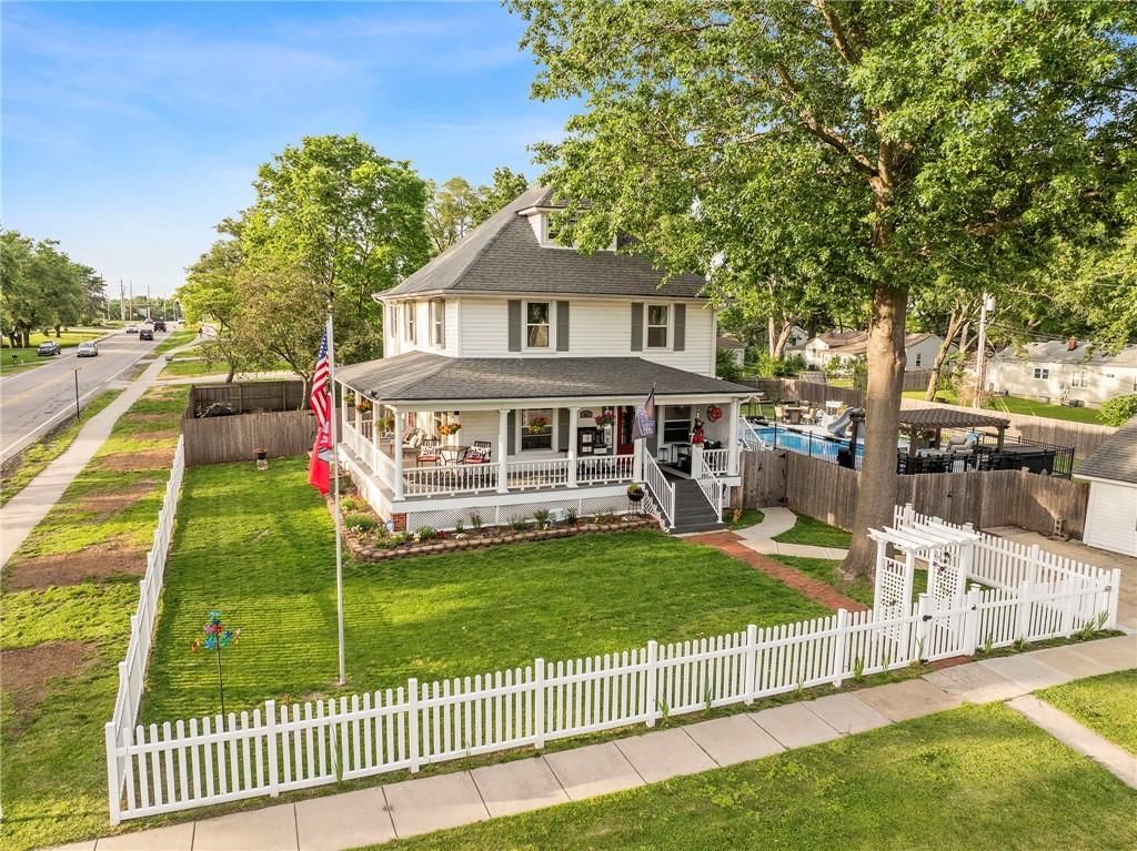 601 NE Douglas Street — photo 4