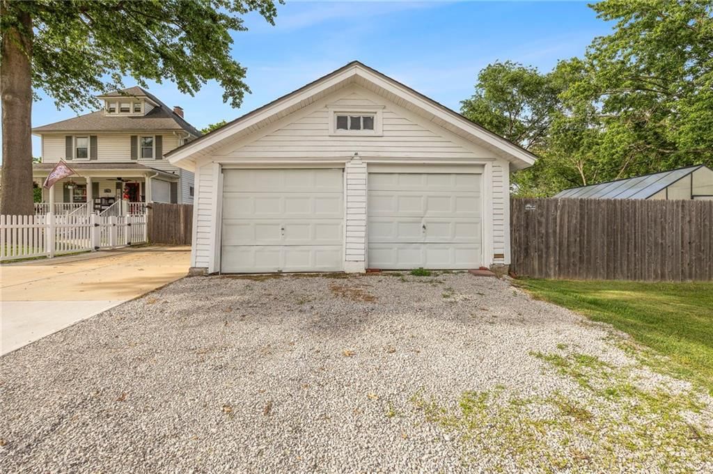 601 NE Douglas Street — photo 7