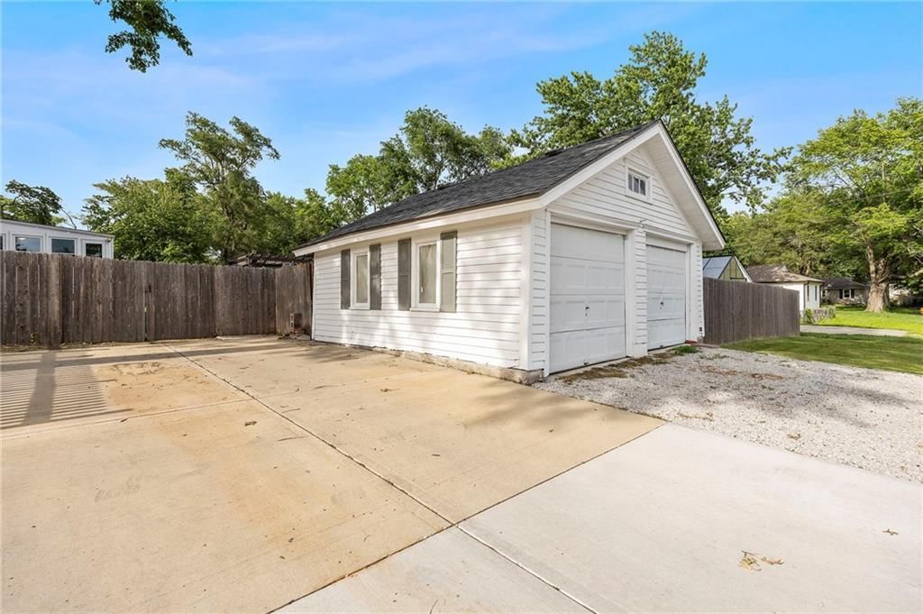 601 NE Douglas Street — photo 8