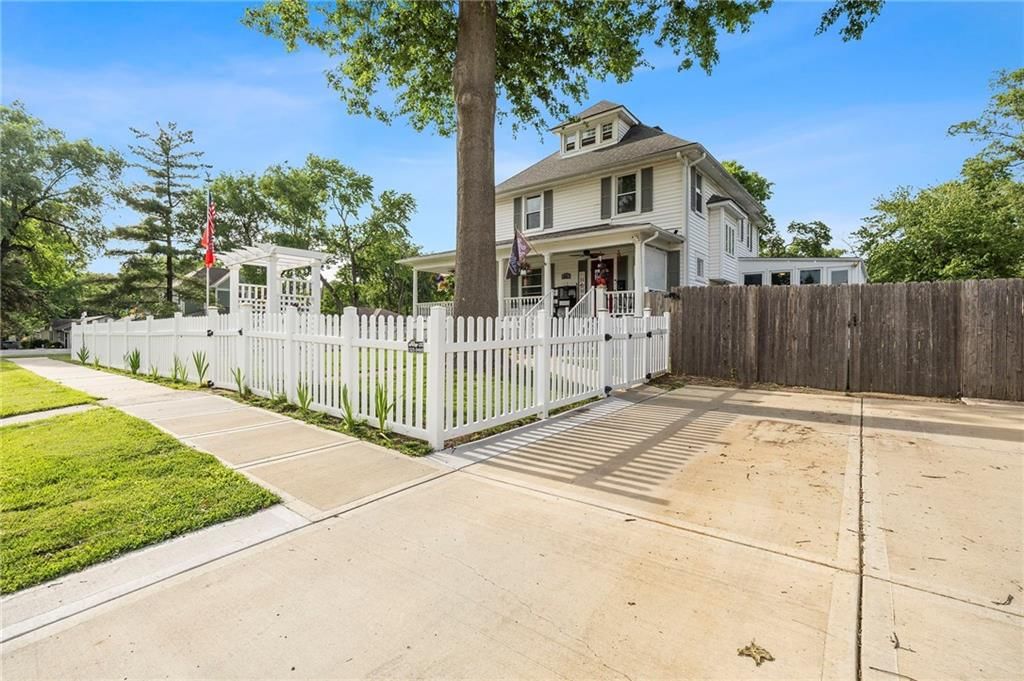 601 NE Douglas Street — photo 9