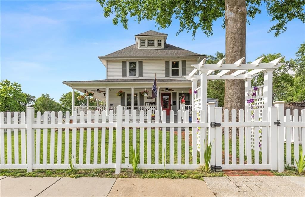 601 NE Douglas Street — photo 10